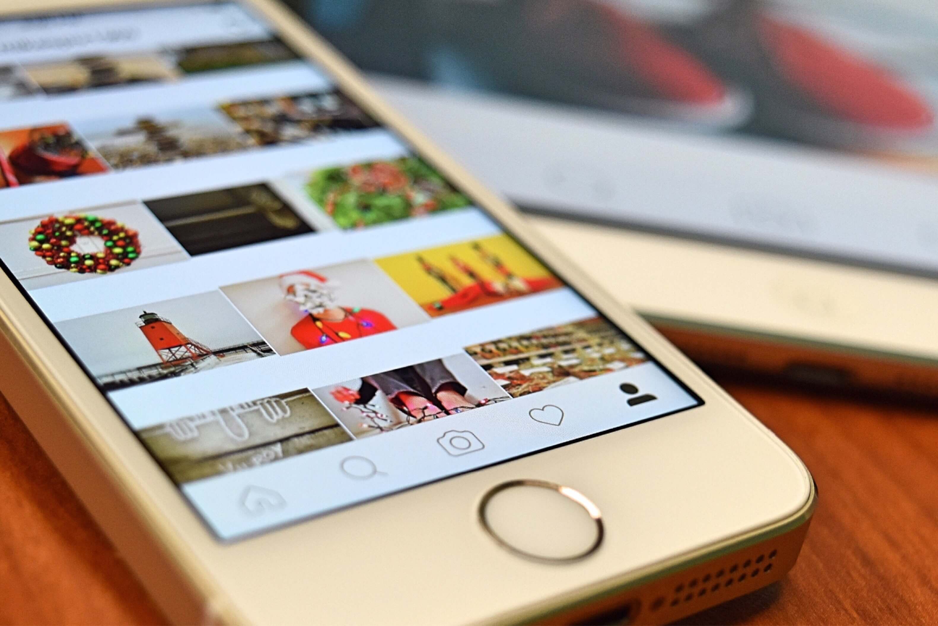 Psicología del “scroll infinito”: estudios revelan cómo el diseño de redes sociales afecta la percepción del tiempo