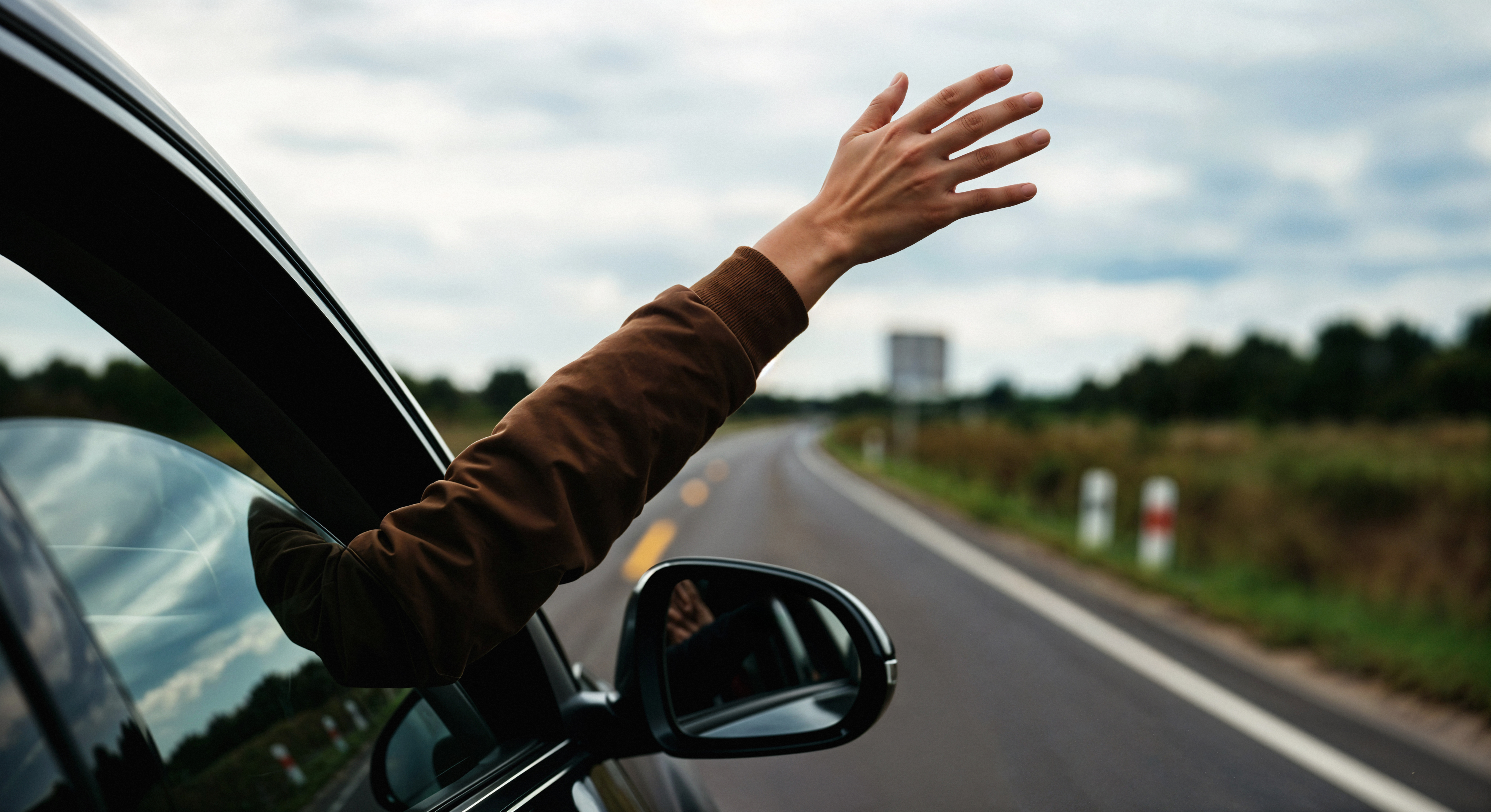 Lo que revela manejar con el brazo por fuera: entre la confianza y el riesgo al volante