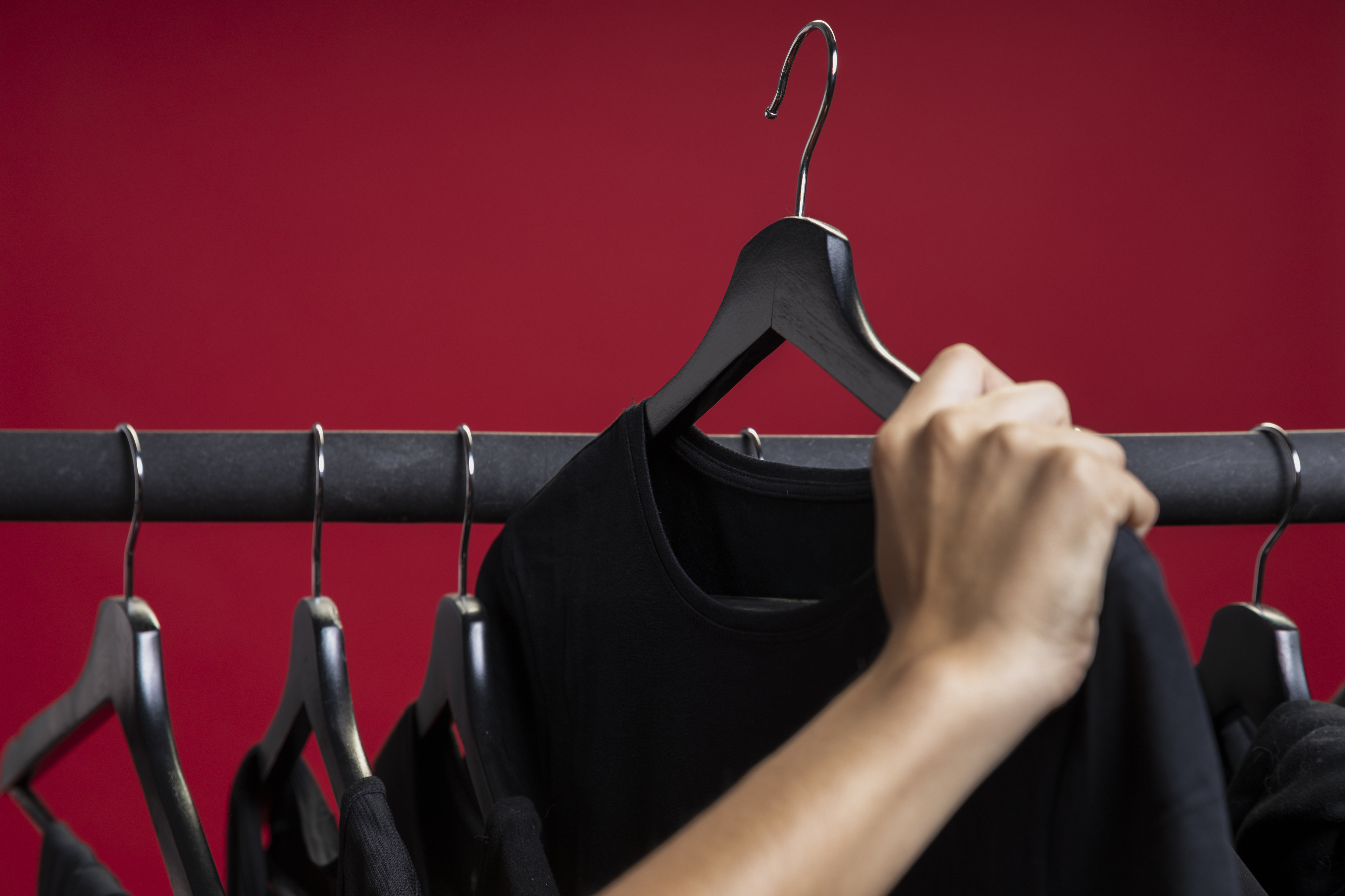 Vestir siempre de negro: lo que revela esta elección según la psicología del comportamiento