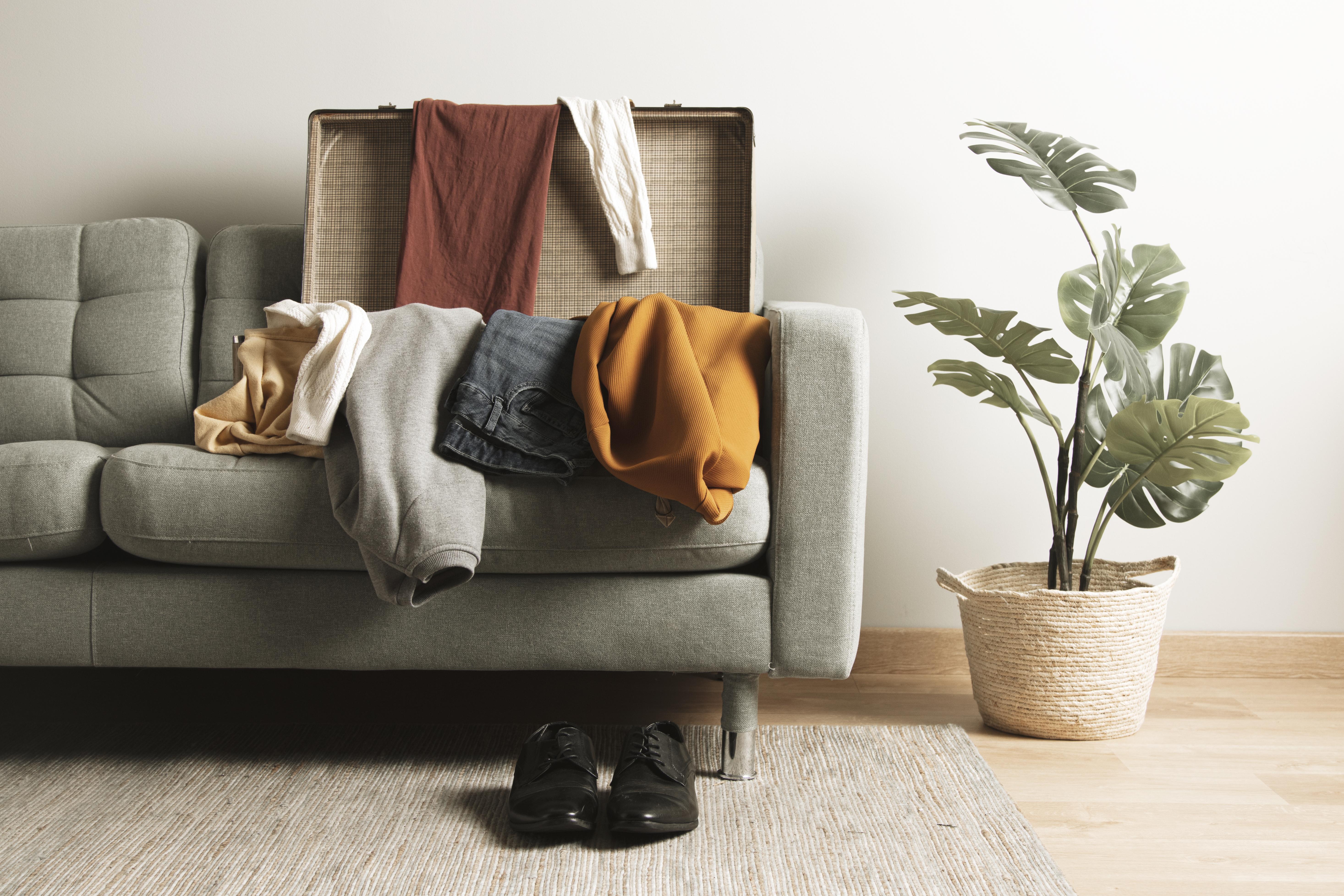 La psicología explica por qué muchas personas dejan ropa sobre una silla: no sería pereza, sino una “pausa mental”