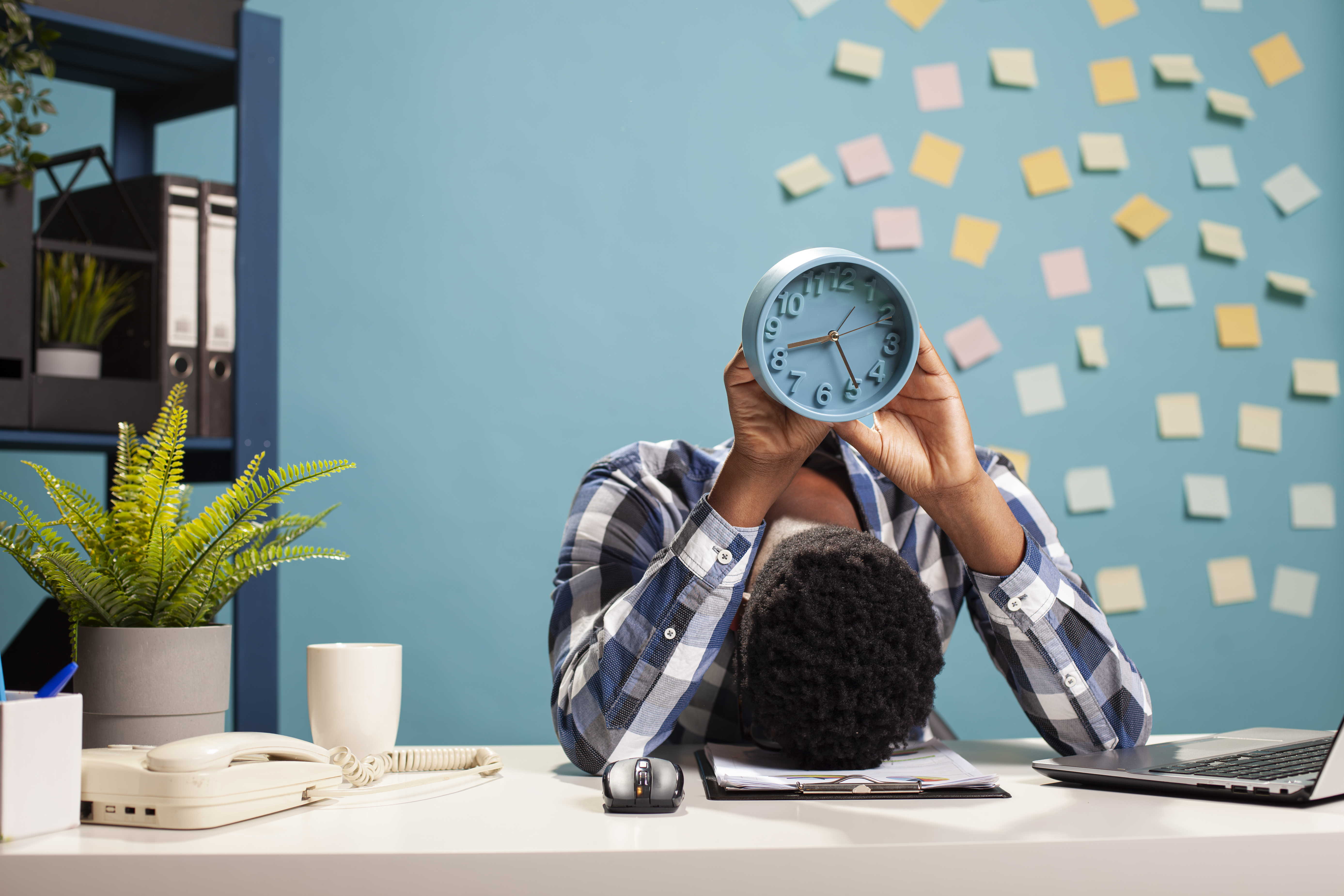 La procrastinación no sería pereza sino un mecanismo de defensa del cerebro, según expertos en neurociencia